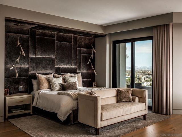 5416 Candlelight Dr, La Jolla, CA 92037