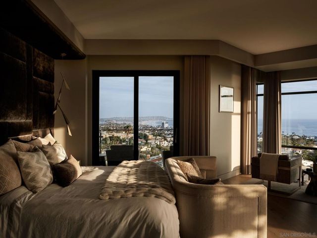 5416 Candlelight Dr, La Jolla, CA 92037