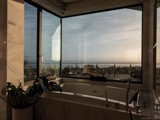 5416 Candlelight Dr, La Jolla, CA 92037