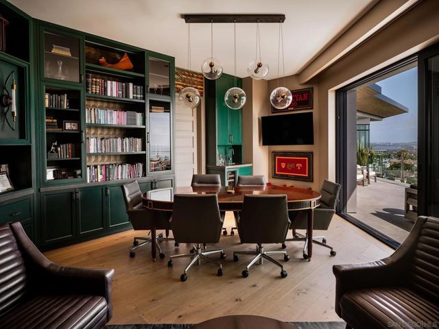 5416 Candlelight Dr, La Jolla, CA 92037