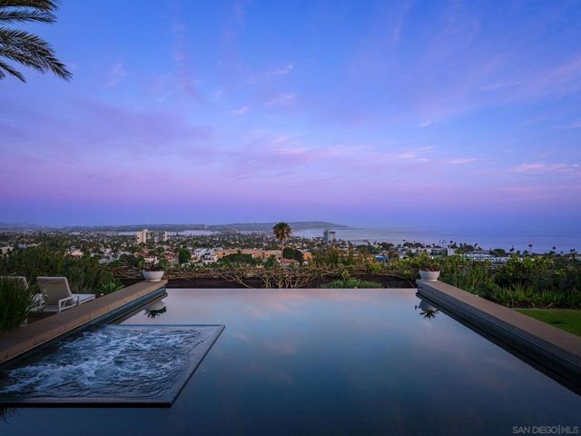 5416 Candlelight Dr, La Jolla, CA 92037