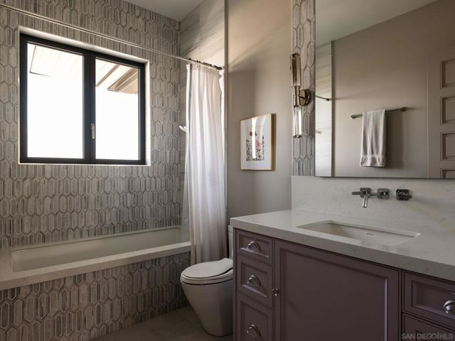 5416 Candlelight Dr, La Jolla, CA 92037