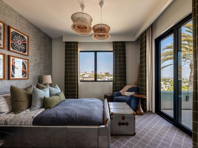 5416 Candlelight Dr, La Jolla, CA 92037