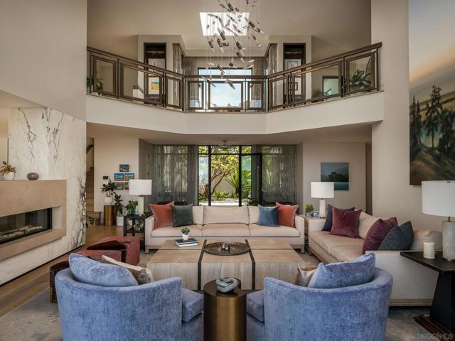 5416 Candlelight Dr, La Jolla, CA 92037