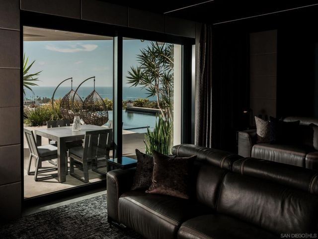 5416 Candlelight Dr, La Jolla, CA 92037