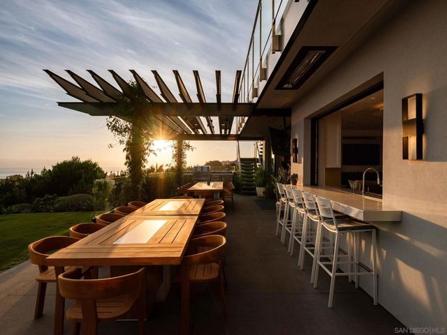 5416 Candlelight Dr, La Jolla, CA 92037