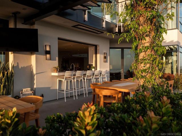 5416 Candlelight Dr, La Jolla, CA 92037