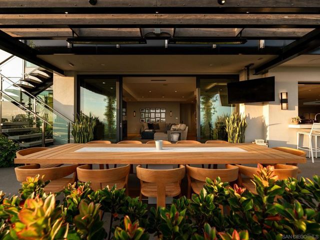 5416 Candlelight Dr, La Jolla, CA 92037