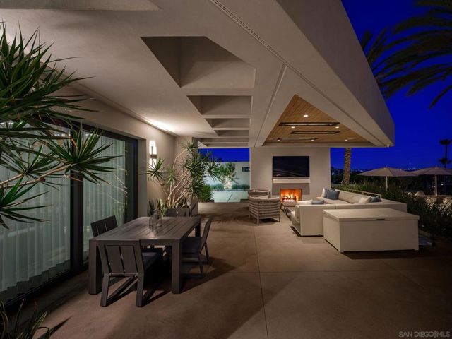 5416 Candlelight Dr, La Jolla, CA 92037
