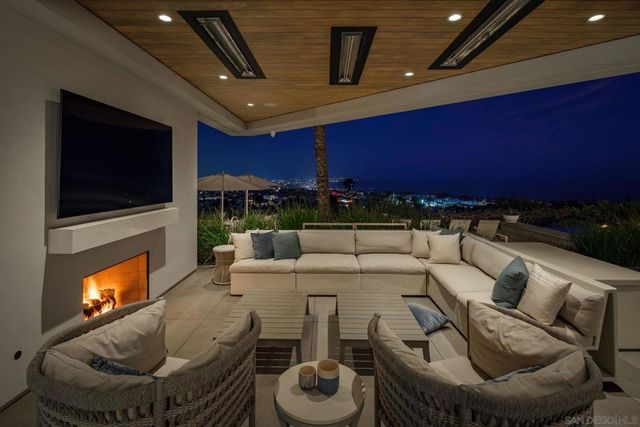 5416 Candlelight Dr, La Jolla, CA 92037