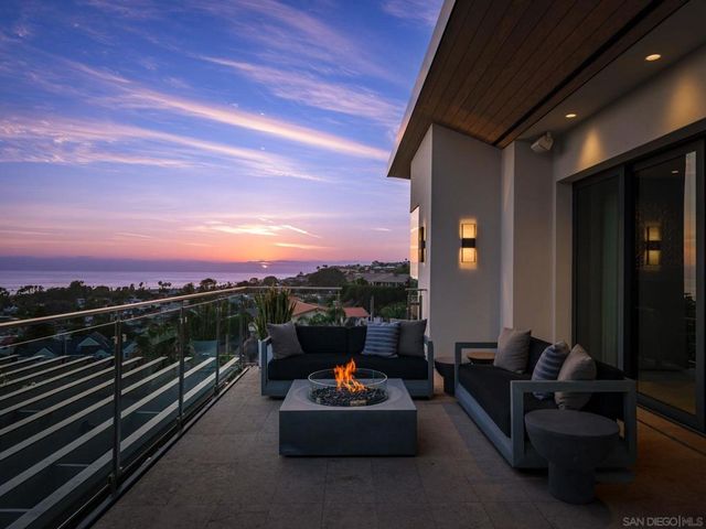 5416 Candlelight Dr, La Jolla, CA 92037