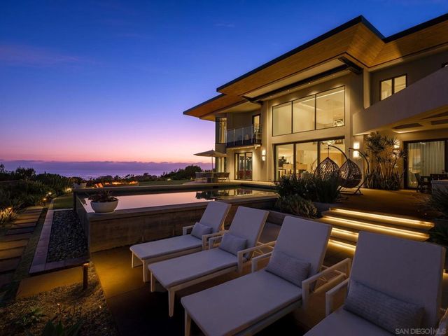 5416 Candlelight Dr, La Jolla, CA 92037