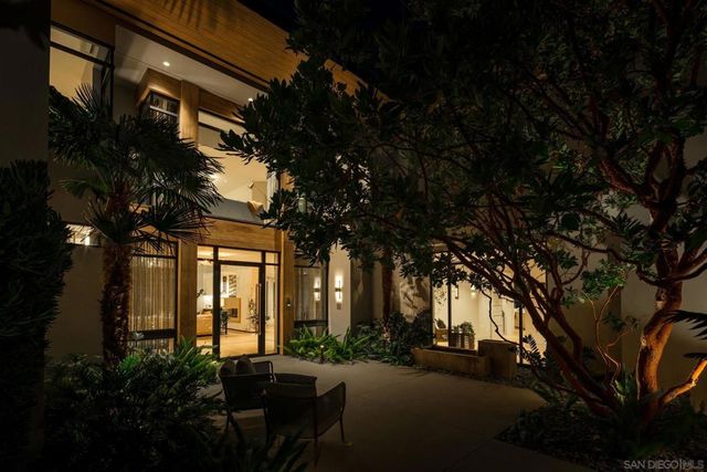 5416 Candlelight Dr, La Jolla, CA 92037