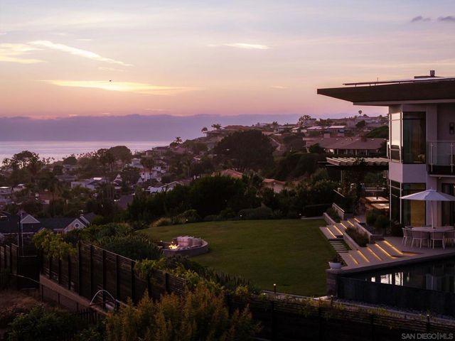 5416 Candlelight Dr, La Jolla, CA 92037
