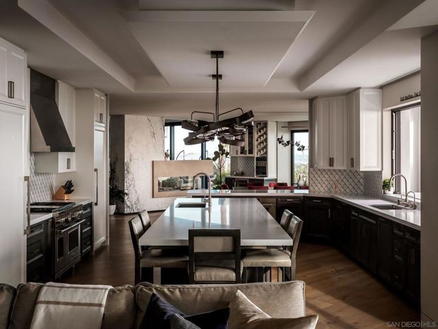5416 Candlelight Dr, La Jolla, CA 92037