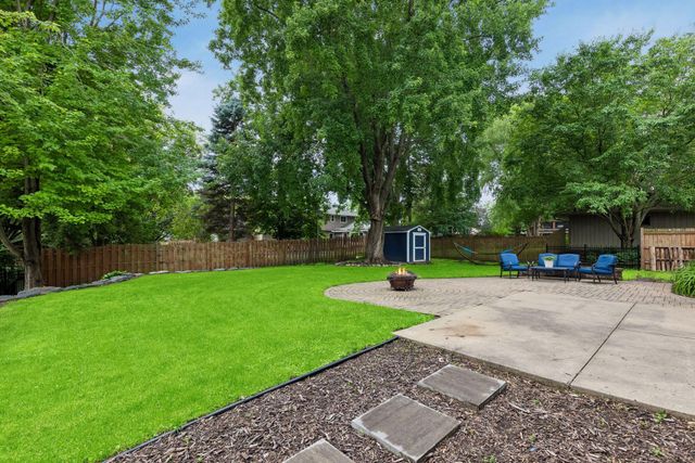 1401 Echo Drive, Burnsville, MN 55337