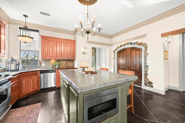 10142 Old World Dr, Baton Rouge, LA 70817