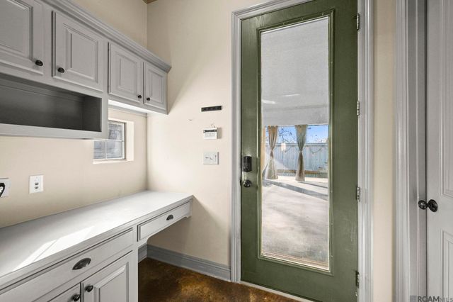 10142 Old World Dr, Baton Rouge, LA 70817