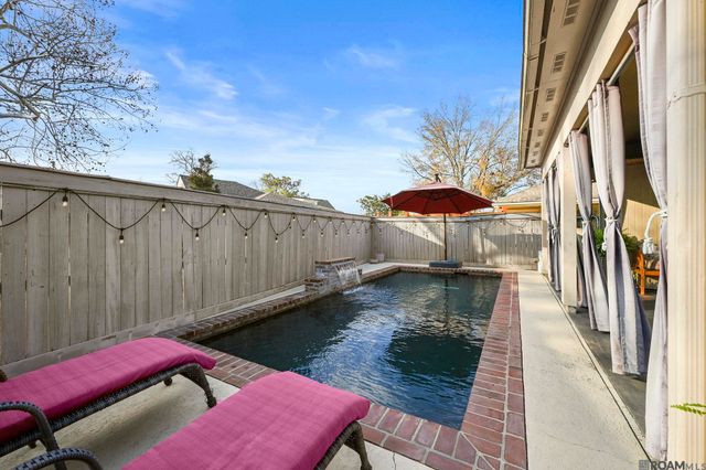 10142 Old World Dr, Baton Rouge, LA 70817