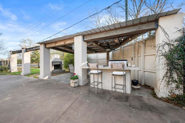 10142 Old World Dr, Baton Rouge, LA 70817