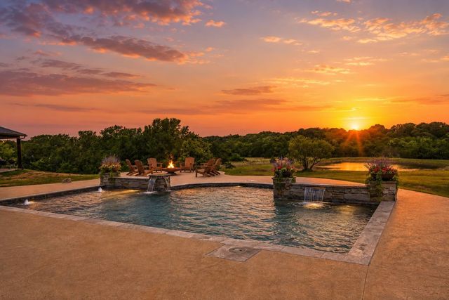 645 County Road 4021, Savoy, TX 75479