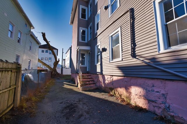 20 Lafrance Ct, New Bedford, MA 02740