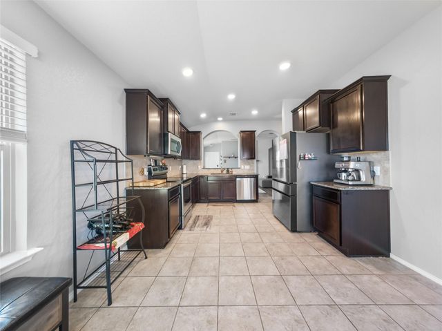 137 Hematite LN, Jarrell, TX 76537