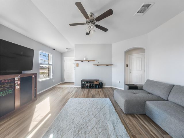 137 Hematite LN, Jarrell, TX 76537