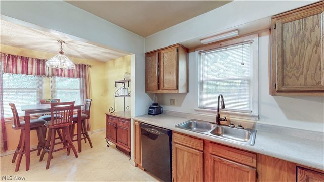 2574 South Street, Lakemore, OH 44250