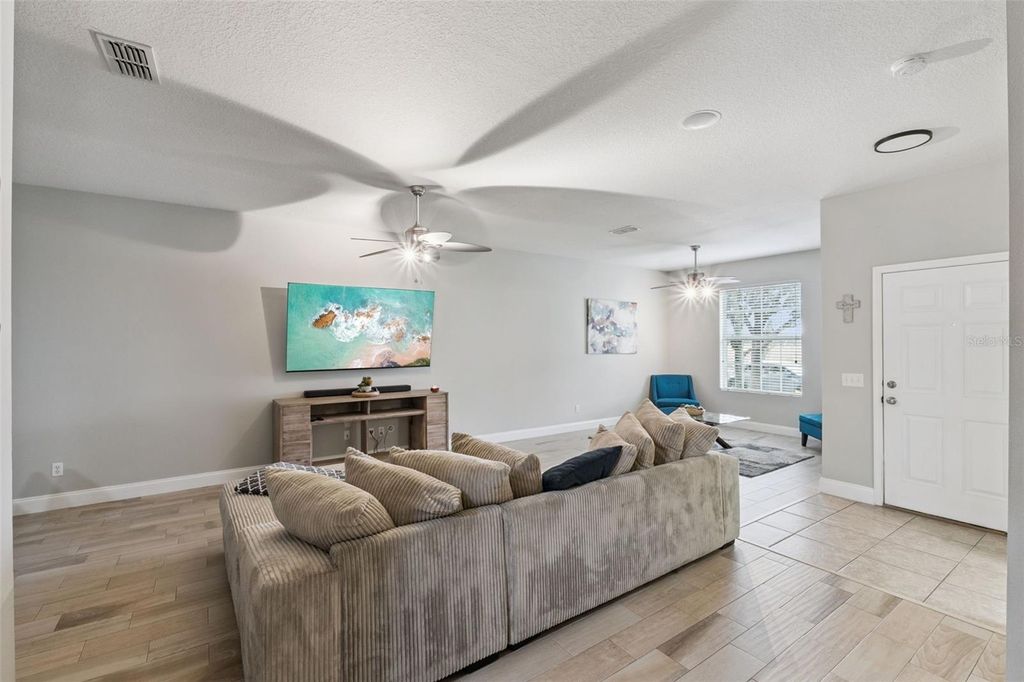 Image 7 of property listing at 2424 VICTORIA FALLS DRIVE, Orlando, FL 32824