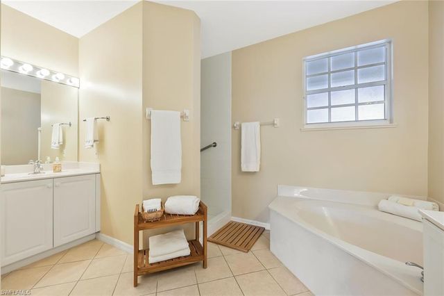 2180 Hawksridge DR # 2002, Naples, FL 34105