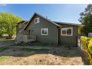 2104 Nw CALKINS Ave, Roseburg, OR 97471