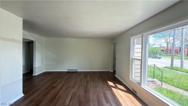 17115 Harvard Avenue, Cleveland, OH 44128