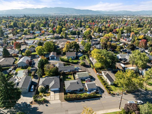 1089 Brookdale Avenue, Medford, OR 97504