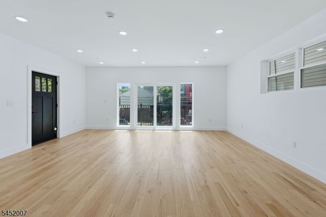 369 6Th Ave, Newark City, NJ 07107