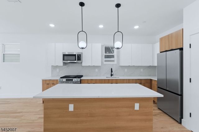 369 6Th Ave, Newark City, NJ 07107
