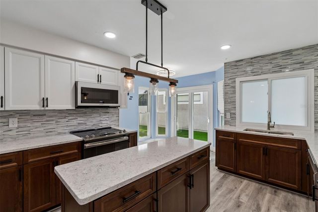 14675 VILLAGE GLEN CIRCLE, Tampa, FL 33618