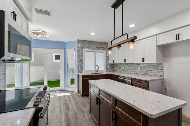 14675 VILLAGE GLEN CIRCLE, Tampa, FL 33618