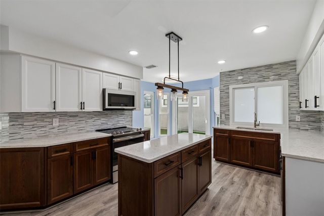 14675 VILLAGE GLEN CIRCLE, Tampa, FL 33618