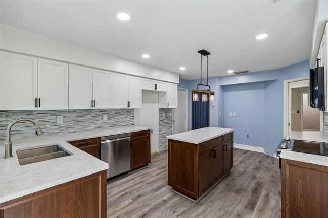 14675 VILLAGE GLEN CIRCLE, Tampa, FL 33618