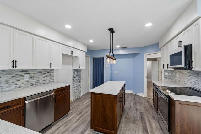 14675 VILLAGE GLEN CIRCLE, Tampa, FL 33618