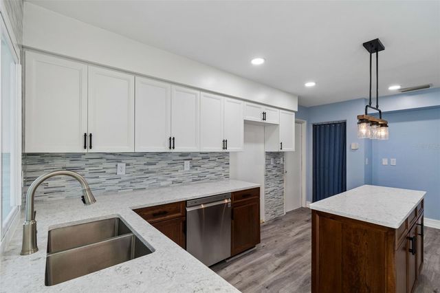 14675 VILLAGE GLEN CIRCLE, Tampa, FL 33618