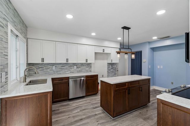 14675 VILLAGE GLEN CIRCLE, Tampa, FL 33618