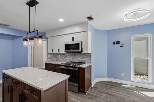 14675 VILLAGE GLEN CIRCLE, Tampa, FL 33618