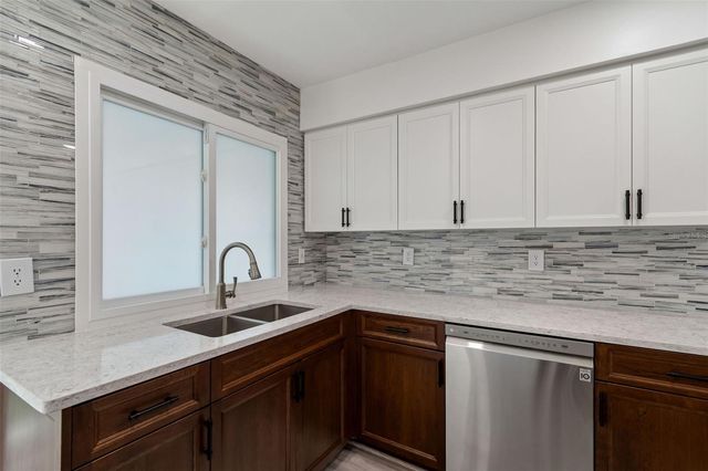 14675 VILLAGE GLEN CIRCLE, Tampa, FL 33618