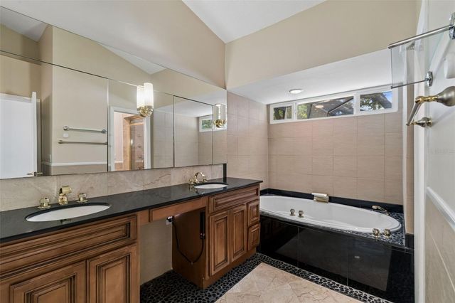 14675 VILLAGE GLEN CIRCLE, Tampa, FL 33618