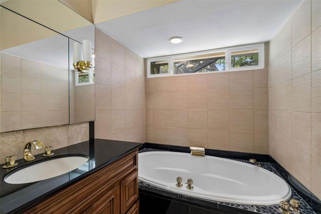 14675 VILLAGE GLEN CIRCLE, Tampa, FL 33618