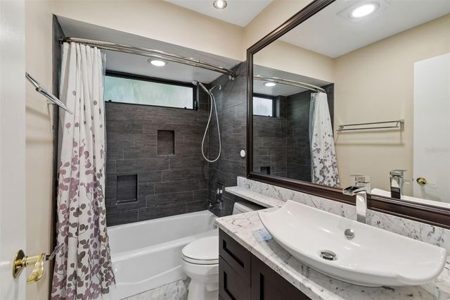 14675 VILLAGE GLEN CIRCLE, Tampa, FL 33618