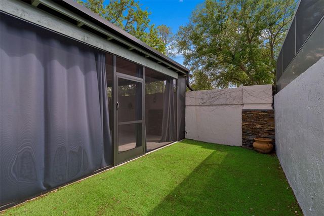 14675 VILLAGE GLEN CIRCLE, Tampa, FL 33618