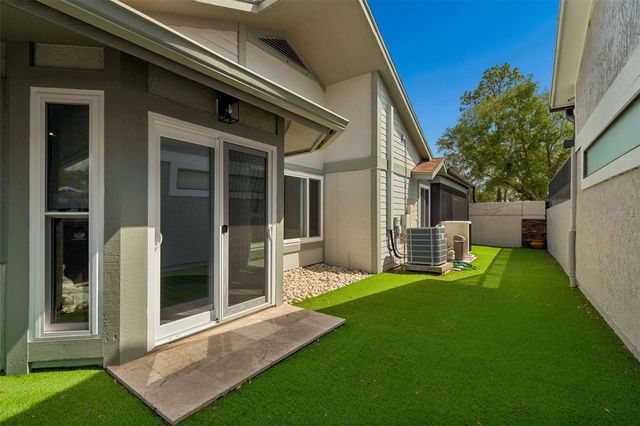 14675 VILLAGE GLEN CIRCLE, Tampa, FL 33618